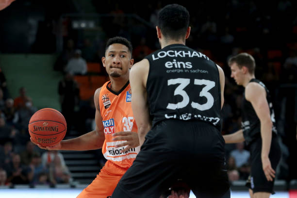 奇尔韦尔周二会见儿童脑瘤治疗专家，并捐赠了2.5万英镑