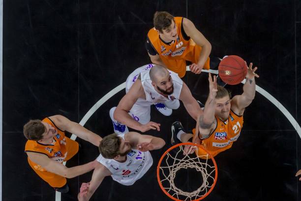 体育世预赛：英格兰客场2比0轻取阿尔巴尼亚